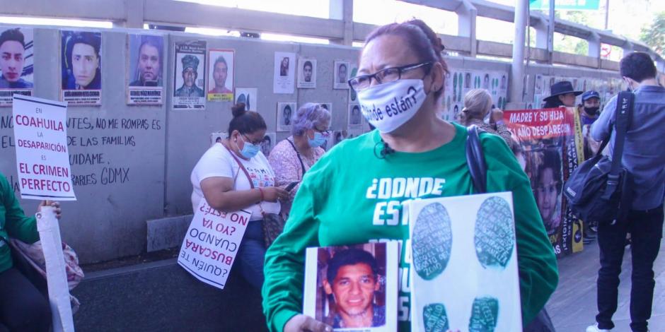 Madres de desaparecidos protestan frente a la FGR.