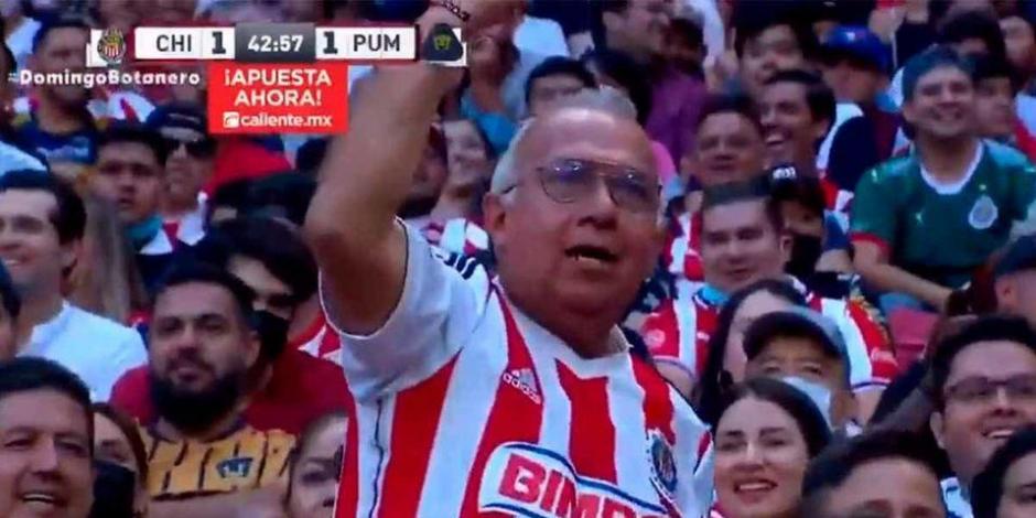 Un aficionado de las Chivas lanzó un insulto que quedó grabado en el partido ante Pumas.