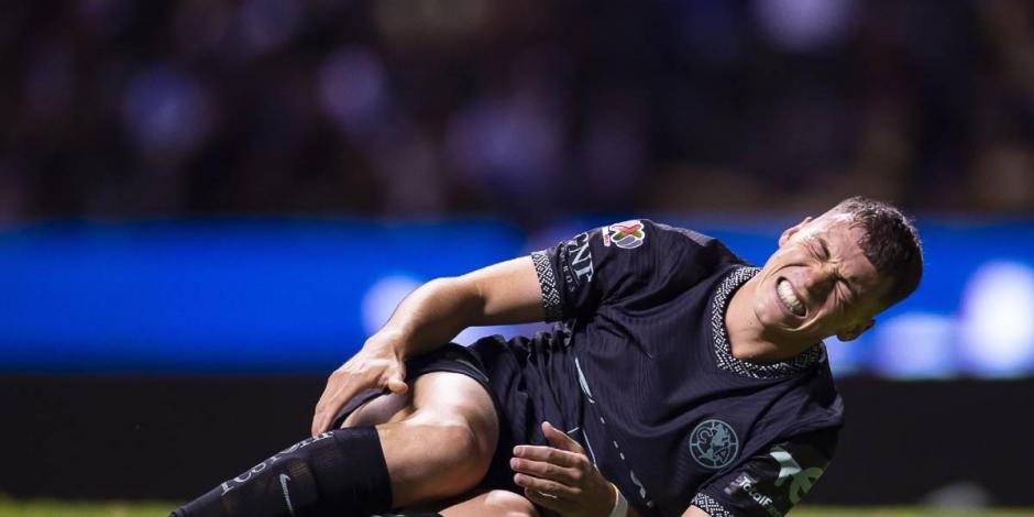 Federico Viñas se duele en el césped tras su lesión en el partido entre Puebla y América, en la ida de cuartos de final del Clausura 2022.
