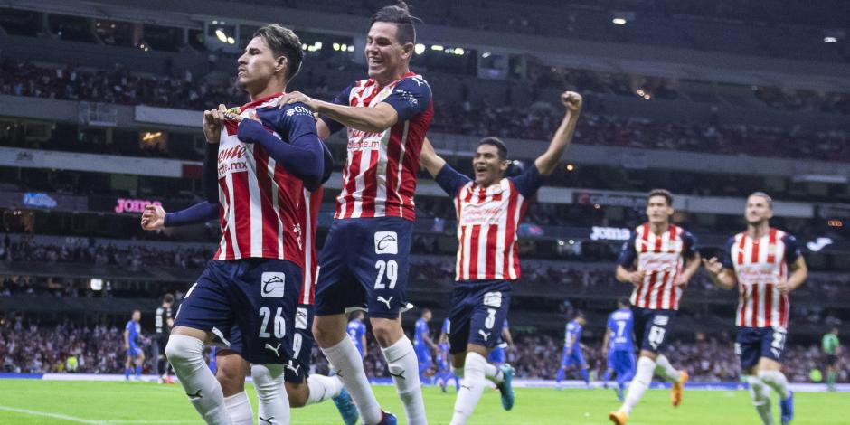 Cristian Calderón festeja el gol con el que Chivas venció 1-0 a Cruz Azul en el primer partido de Ricardo Cadena como timonel interino de los rojiblancos, el pasado 16 de abril.