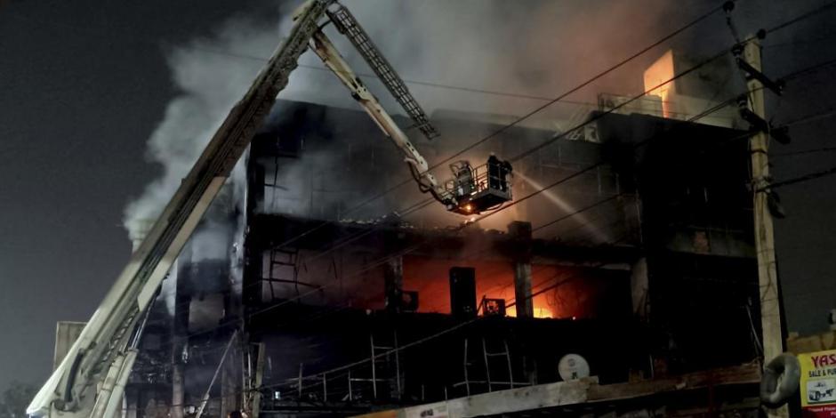 Al menos 27 muertos y varios heridos, saldo de Incendio en edificio de Nueva Delhi, en la India.