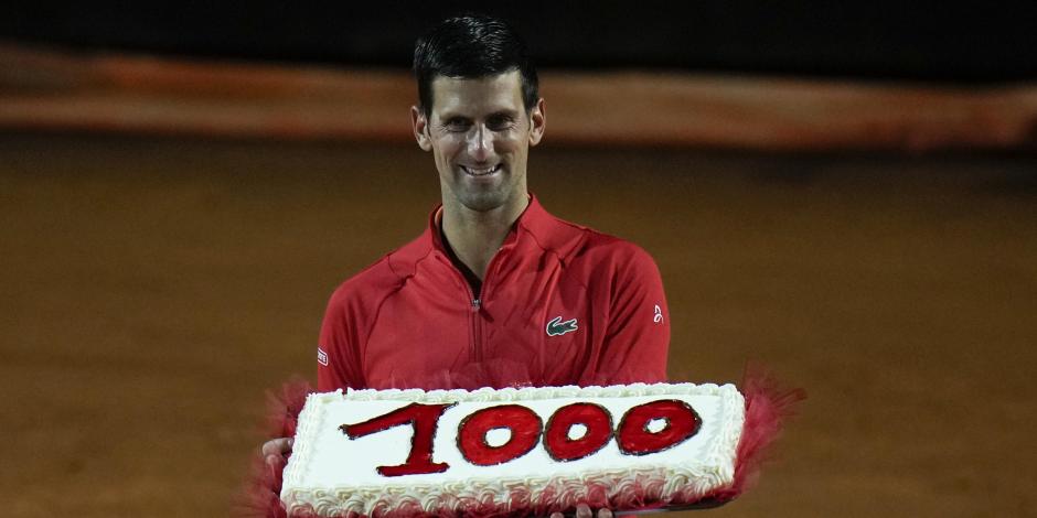 Novak Djokovic festeja su pase a la final del Masters de Roma con un pastel que hace alusión a sus 100 victorias como profesional.