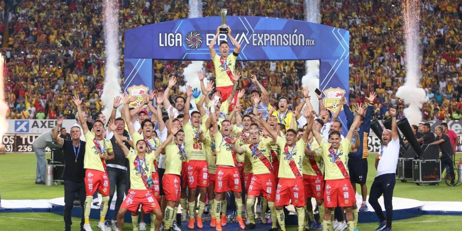 Los futbolistas del Atlético Morelia festejan con el trofeo que los acredita como monarcas de la Liga de Expansión.