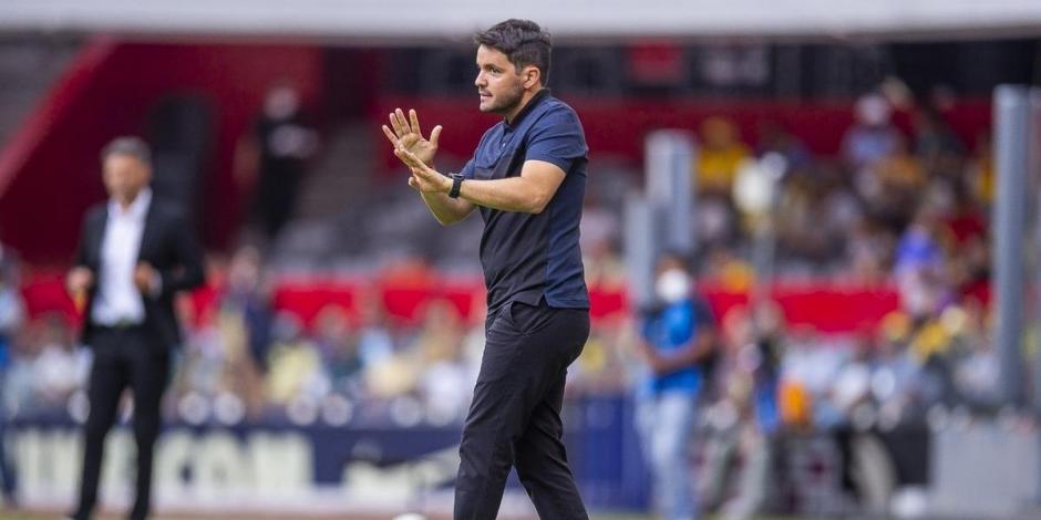 Nicolás Larcamón, timonel del Puebla, da indicaciones durante el partido de vuelta de cuartos de final de Liga MX contra el America.