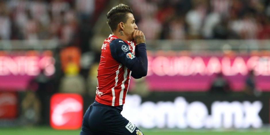 Cristian Calderón festeja el gol que anotó en la ida de cuartos de final entre Chivas y Atlas, el pasado 12 de mayo.