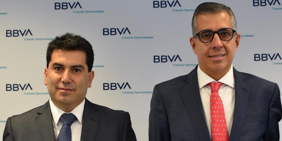 Samuel Vázquez (izq.) y Carlos Serrano, economistas de BBVA México, en  rueda de prensa, ayer.