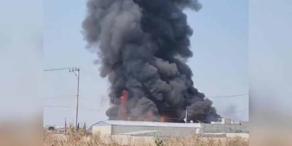 Incendio en fabrica de químicos del municipio de Coyotepec, Estado de México, levantó una gran columna de humo negro.