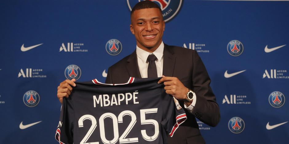 Kylian Mbappé posa con su camiseta del Paris Saint-Germain durante una rueda de prensa, el lunes 23 de mayo de 2022.