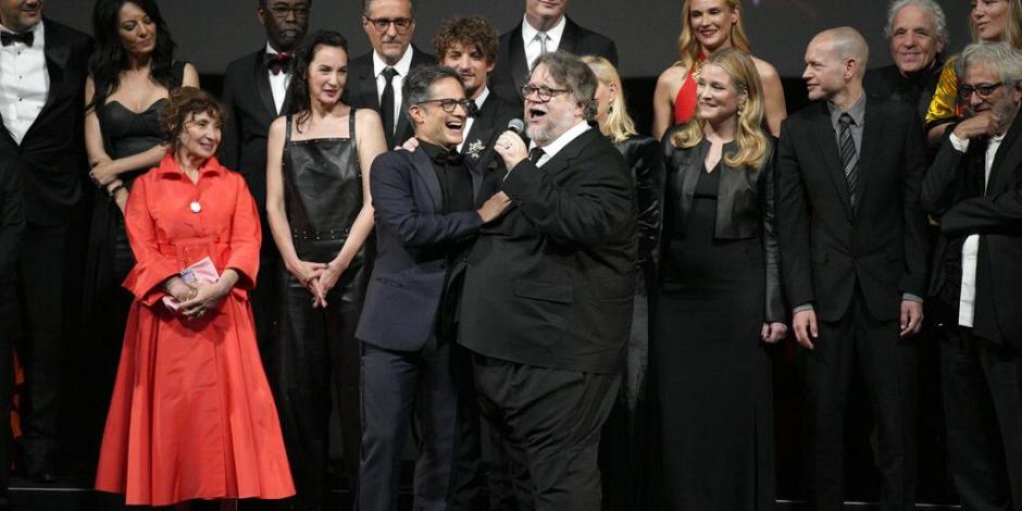 Guillermo del Toro y Gael García cantan "Me cansé de rogarle" en Cannes