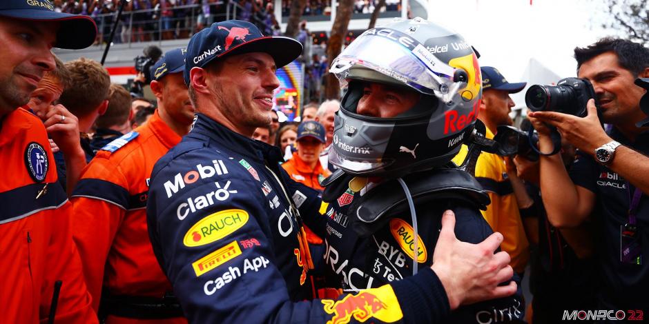 Checo y Max Verstappen celebran el triunfo del mexicano en el GP de Mónaco de F1.