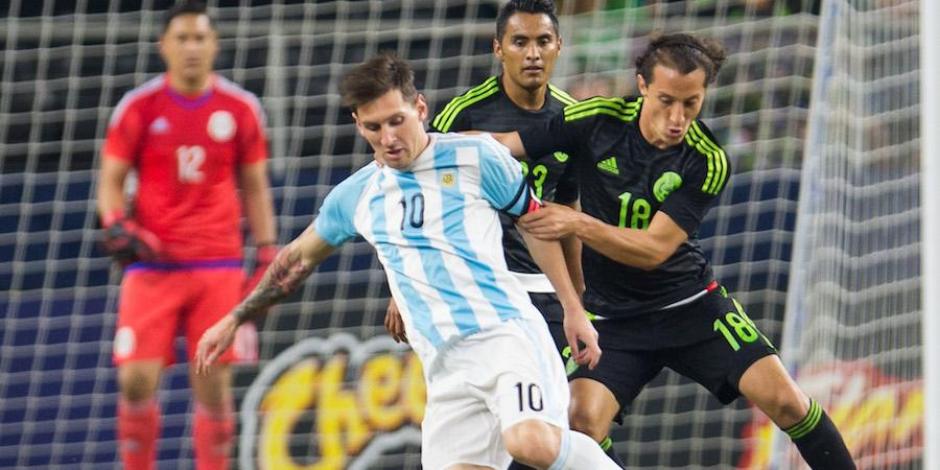 Guardado marca a Messi en un amistoso entre el Tricolor y la Albiceleste, en 2015.