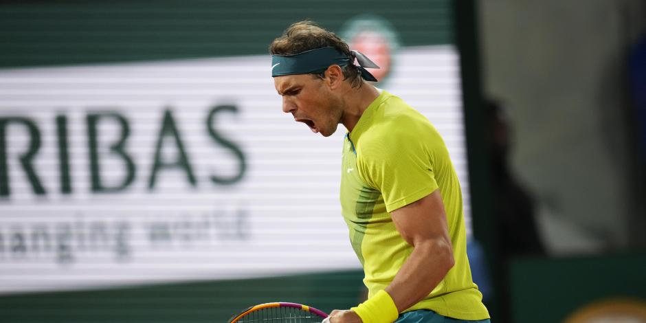 El español Rafael Nadal celebra un punto ante el serbio Novak Djokovic, durante los Cuartos de Final de Roland Garros.