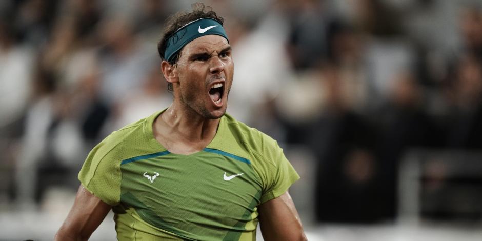 Rafael Nadal celebra la victoria del primer set ante Alexander Zverev, durante la Semifinal en Roland Garros.