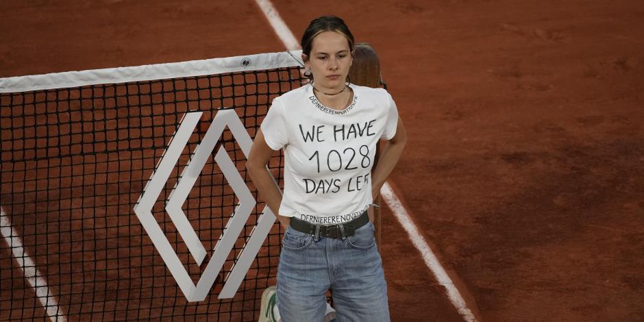 Activista protesta en Roland Garros.