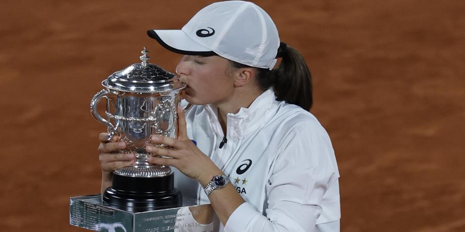 Iga Swiatek besa el trofeo que la acredita como campeona de Roland Garros, torneo que conquista por segunda ocasión en su carrera.