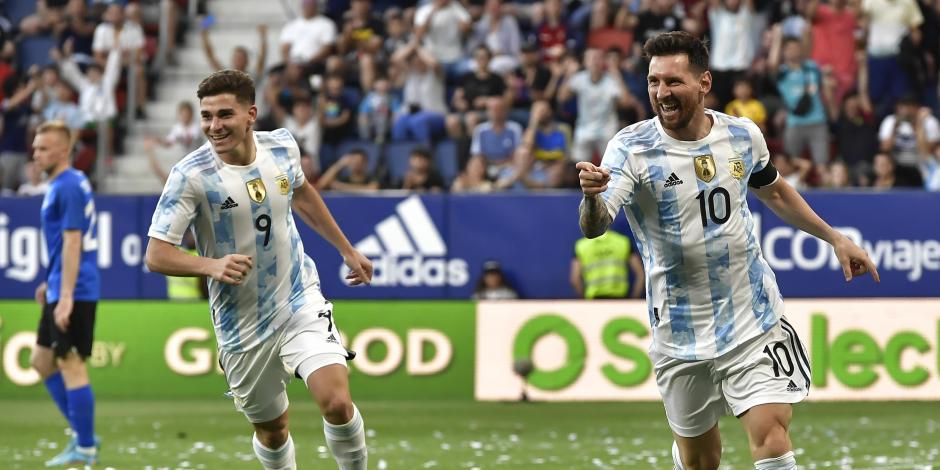 Lionel Messi celebra el tercer gol de sus cinco anotados ante Estonia.