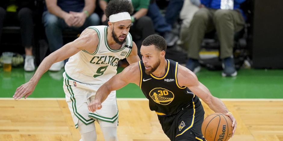 Stephen Curry (30), de Warriors, y Derrick White (9), de Celtics, ayer, durante el Juego 3 de las Finales de la NBA 2022 entre Golden State y Boston.