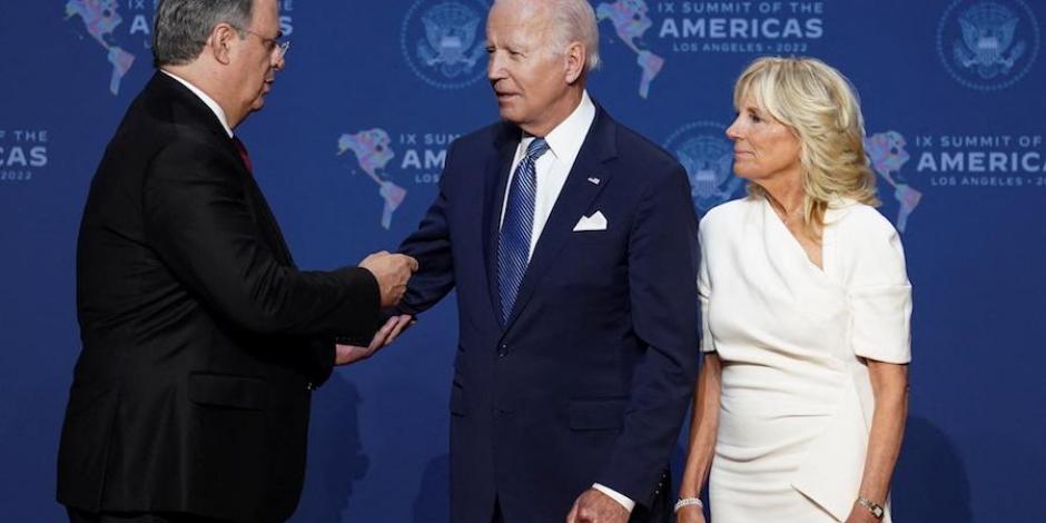 Marcelo Ebrard, Joe Biden y su esposa en la inauguración de la Cumbre, ayer.