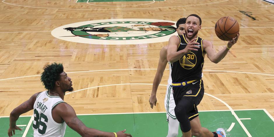 Stephen Curry (30), Warriors, intenta una clavada ante los Celtics en el Juego 3 de las Finales de la NBA