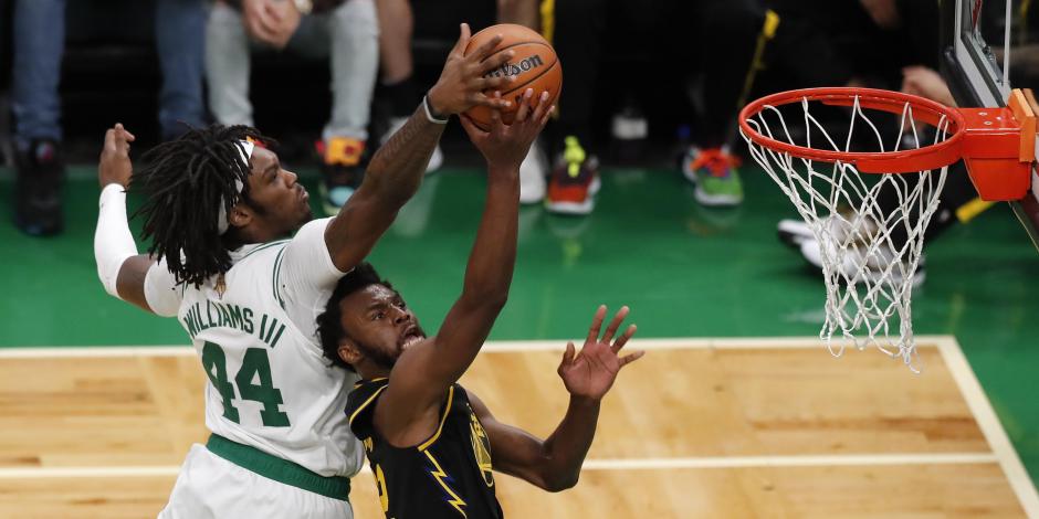 Robert Williams III (44) bloquea un intento de Golden Andrew Wiggins (22) en el tercer cuarto del Juego 4 de las Finales de la NBA 2022 entre Celtics y Warriors.