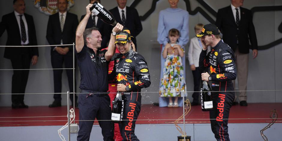 Christian Horner baña de champagne a Checo Pérez, tras la victoria del mexicano en el Gran Premio de Mónaco de F1, el pasado 29 de mayo.