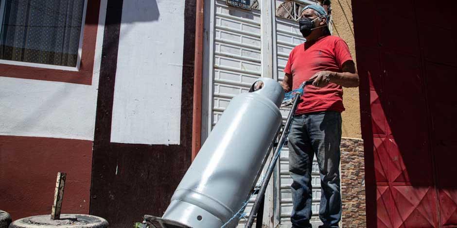 Un hombre transporta un cilindro de gas en undiablito