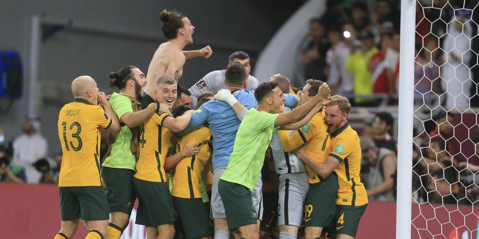 Jugadores de Australia celebran la victoria sobre Perú en el Repechaje rumbo a Qatar 2022.