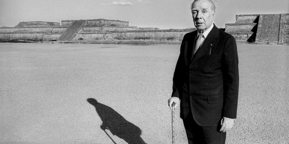 Jorge Luis Borges retratado por Paulina Lavista en las pirámides de Teotihuacan.