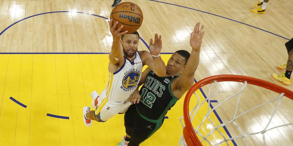 Stephen Curry (30), de Warriors, y Grant Williams, de Celtics (12), durante el Juego 5 de las Finales NBA 2022, el pasad0 13 de junio.