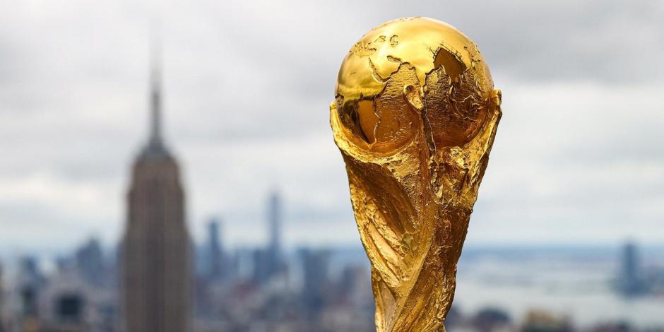 El trofeo de la Copa FIFA previo al anuncio de las sedes del Mundial 2026.
