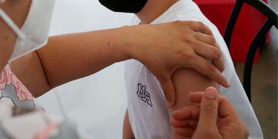 un niño es inoculado con la dosis de Pfizer en San José, Costa Rica, en febrero pasado.