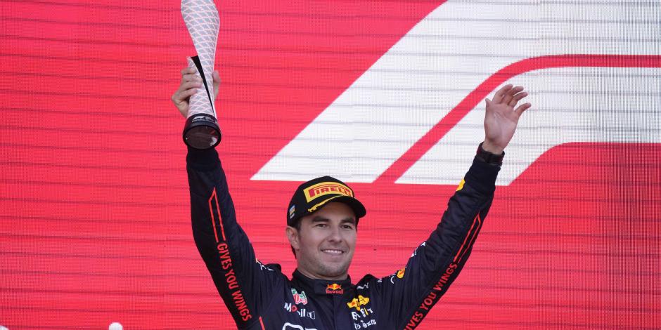 Checo Pérez festeja su segundo lugar en el Gran Premio de Azerbaiyán de F1, el pasado 12 de junio.