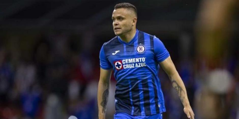 Jonathan Rodríguez lamenta una falla con Cruz Azul en el Torneo Apertura 2021 de la Liga MX.
