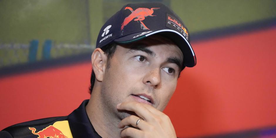 Checo Pérez, quien marcha segundo en el campeonato de pilotos de F1, durante una conferencia de prensa.
