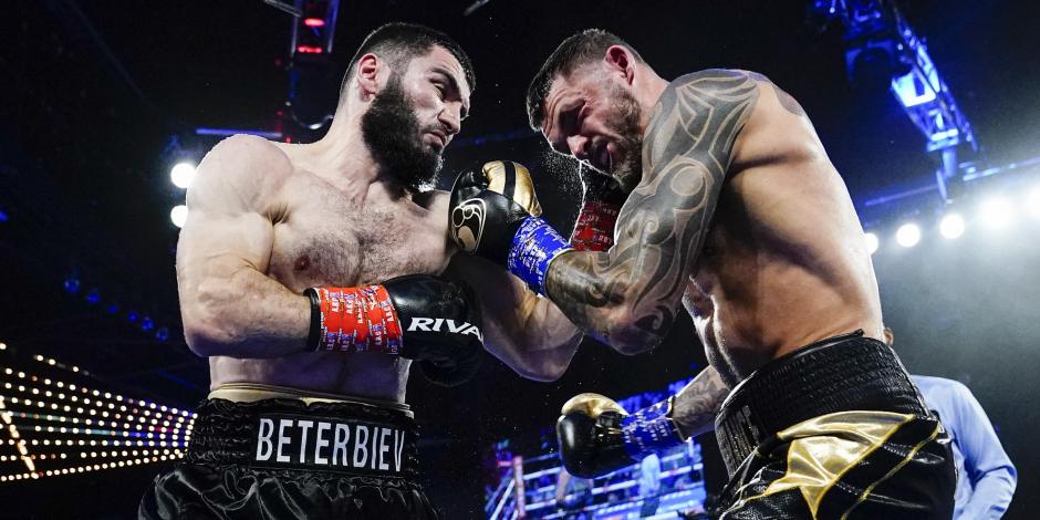 Artur Beterbiev noqueó a Joe Smith Jr. en el segundo round del combate de box celebrado en Nueva York.