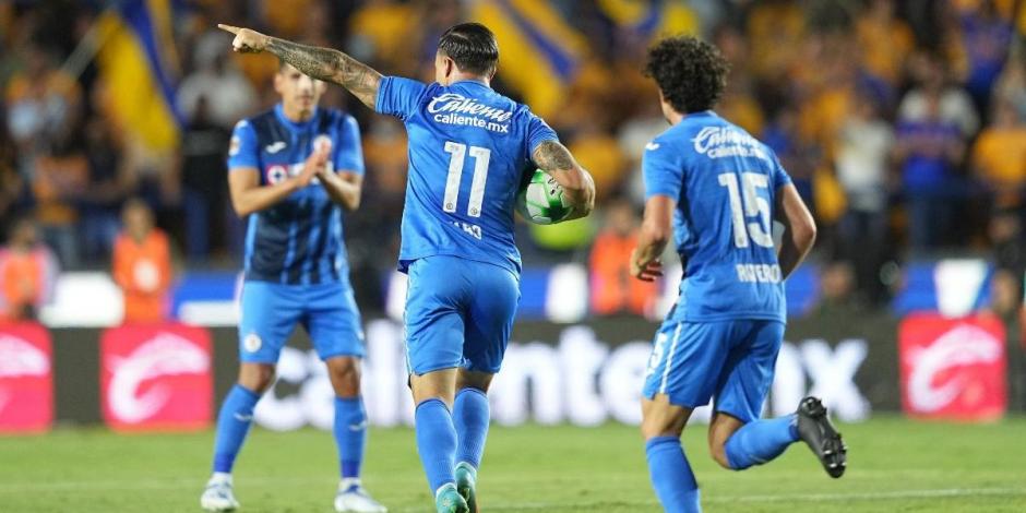 Futbolistas de Cruz Azul festejan un gol en el pasado Torneo Clausura 2022 de la Liga MX.