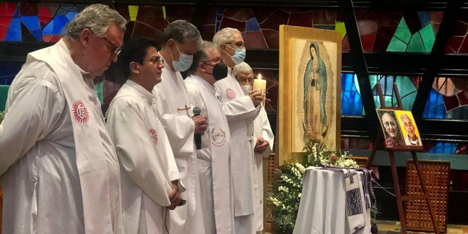 La noche de ayer ofrecieron una misa en honor a los sacerdotes jesuitas Joaquín César Mora y Javier Campos Morales, asesinados el día lunes en Cerocahui, Chihuahua (comunidad Tarahumara).