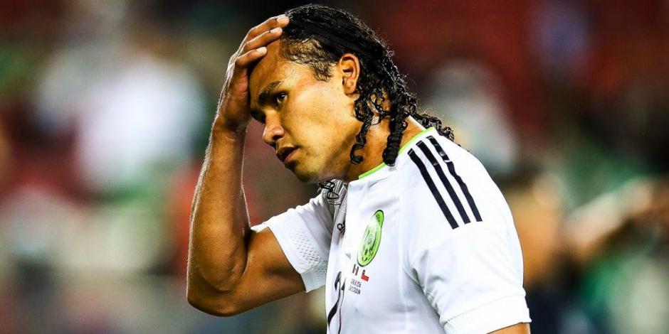 Carlos "Gullit" Peña se lamenta durante un partido con la Selección Mexicana.