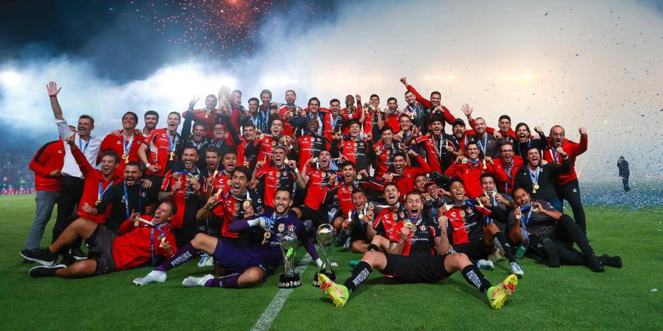 Futbolistas del Atlas festejan el título obtenido en el Torneo Clausura 2022 de la Liga MX, el pasado 29 de mayo.
