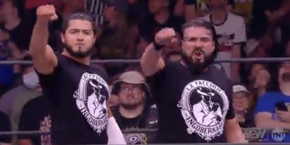 Rush y Andrade El Ídolo después de vencer a Rey Fénix en la AEW.