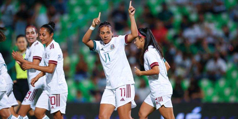 Futbolistas de la Selección Mexicana Femenil celebran uno de sus goles contra Perú en Torreón.