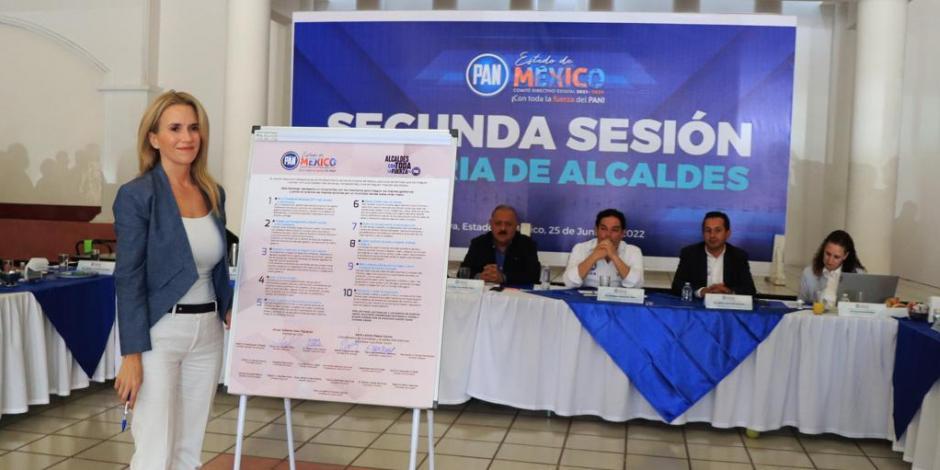 Romina Contreras, presidenta municipal de Huixquilucan, firma decálogo de acciones para fortalecer a municipios del Edomex.