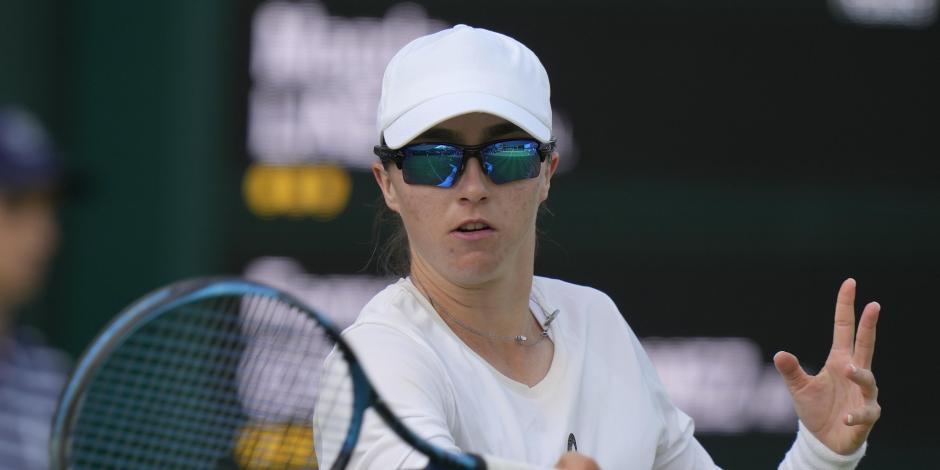 La mexicana Fernanda Contreras Gómez regresa la pelota a la polaca Magda Linette, durante su partido en el Campeonato de Wimbledon.