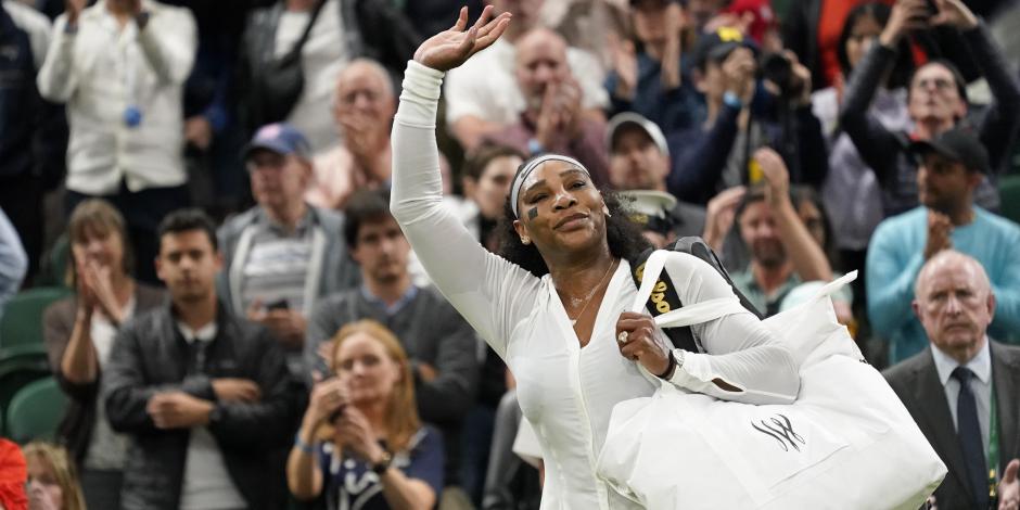 Serena Williams se despide del público luego de su caída ante Harmony Tan en la primera ronda de Wimbledon.