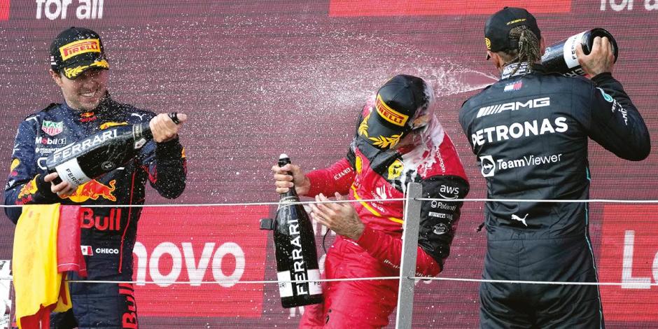 Checo celebra a lado de Sainz y Hamilton, ayer, en Silverstone.