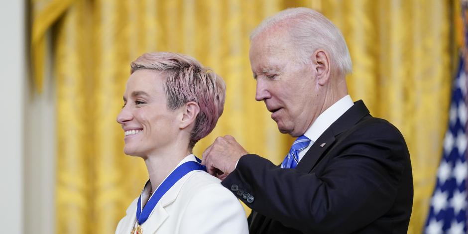 Joe Biden le cuelga la medalla presidencial de la libertad a Megan Rapinoe.