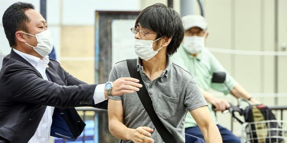 El agresor (derecha) con un arma tras atacar a Shinzo Abe.