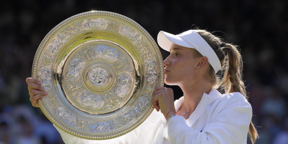 Elena Rybakina de Kazajistán besa el trofeo de Wimbledon