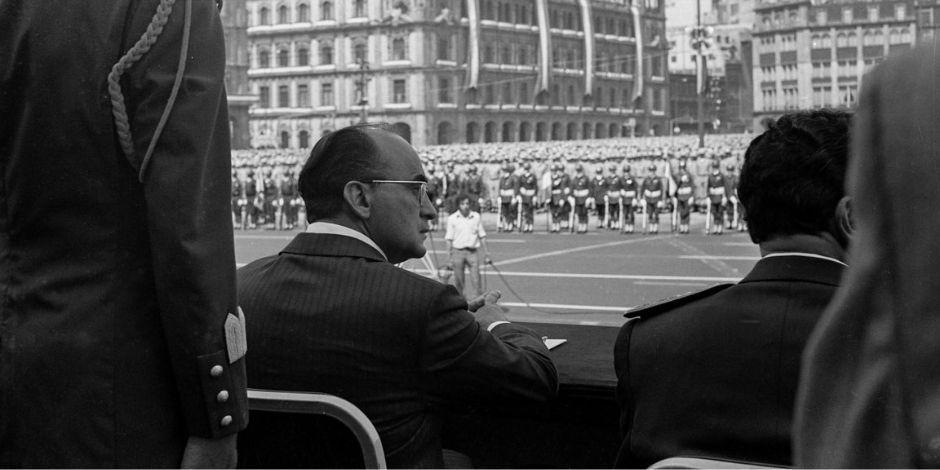 Luis Echeverría, expresidente de México, en 1975 durante una ceremonia oficial en el zócalo de la CDMX.