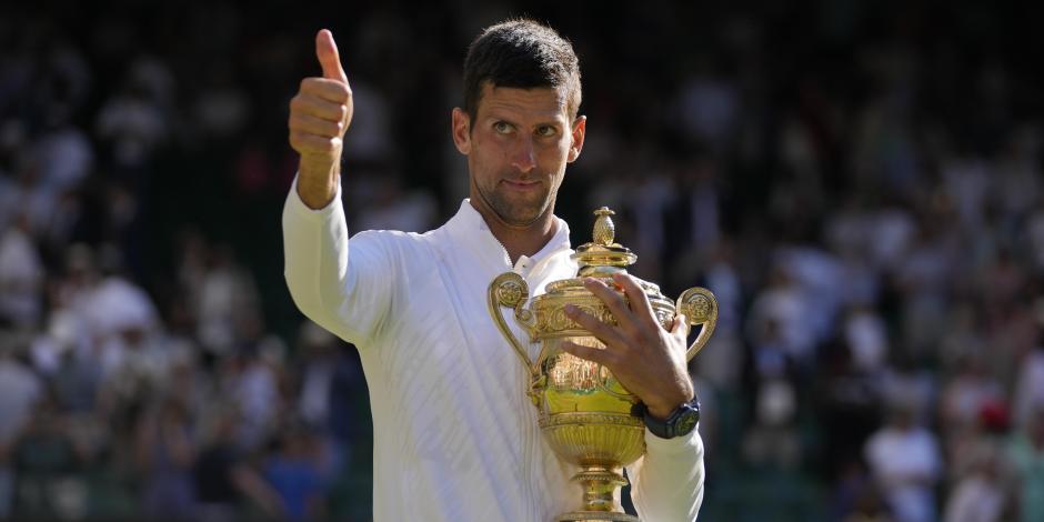 Novak Djokovic celebra con el trofeo, tras vencer a Nick Kyrgios en la final de Wimbledon.